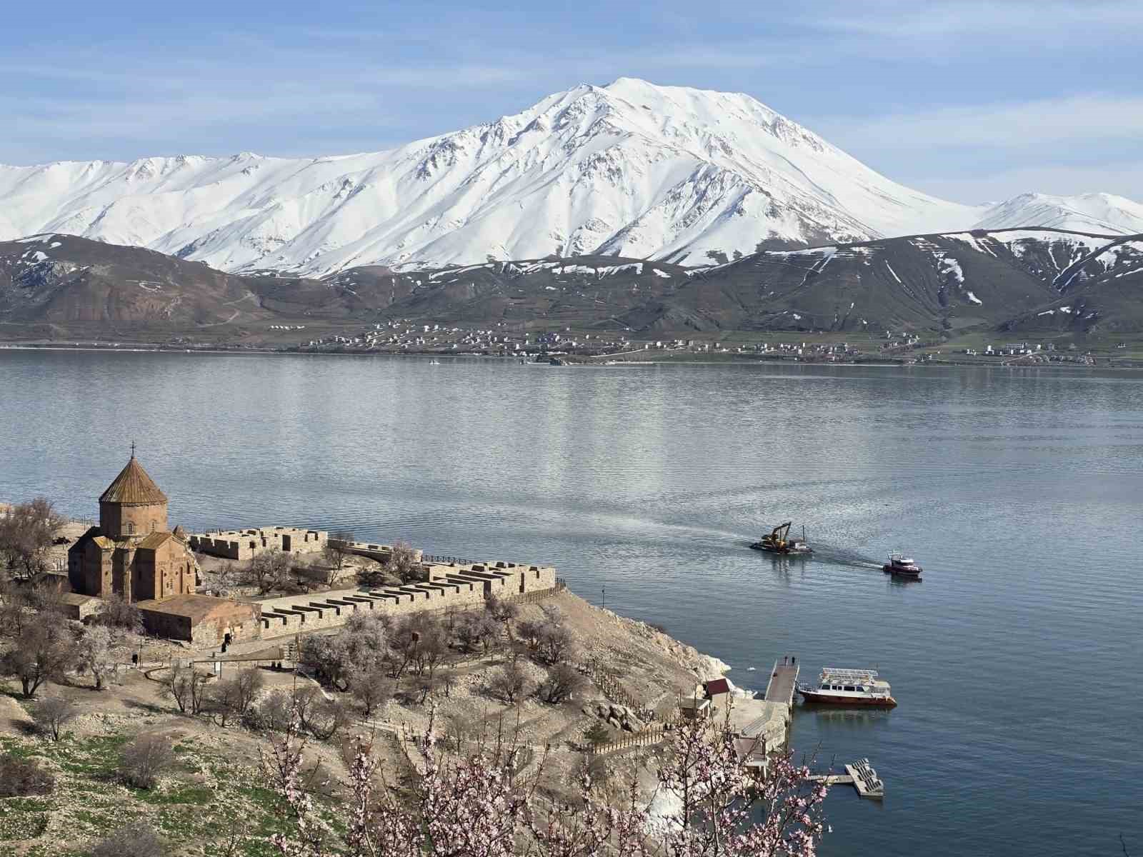 Van Gölü’nde sular çekildi, Akdamar’daki iskele yenileniyor
