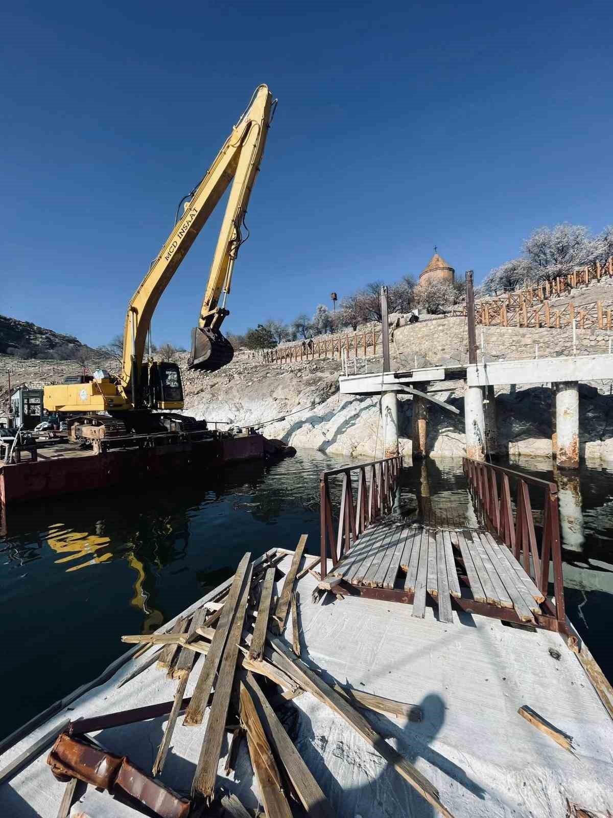 Van Gölü’nde sular çekildi, Akdamar’daki iskele yenileniyor
