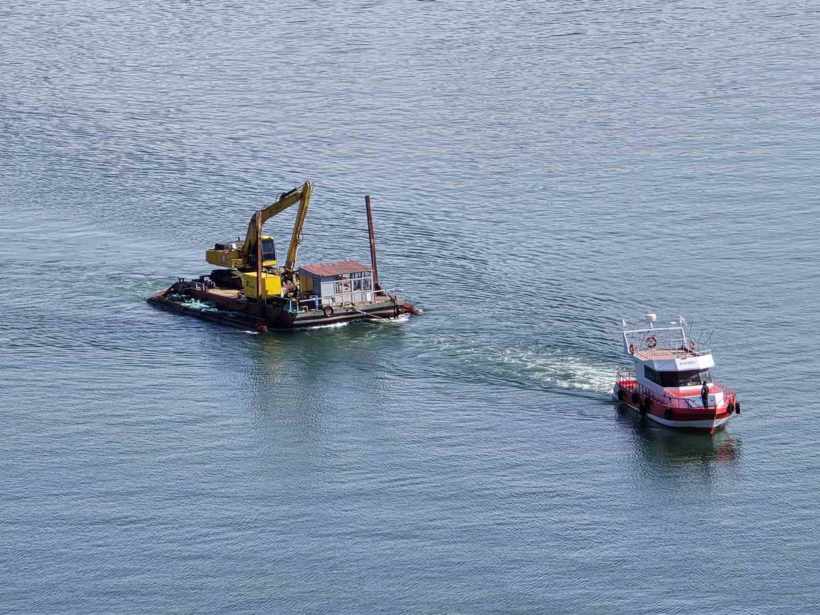 Van Gölü’nde sular çekildi, Akdamar’daki iskele yenileniyor
