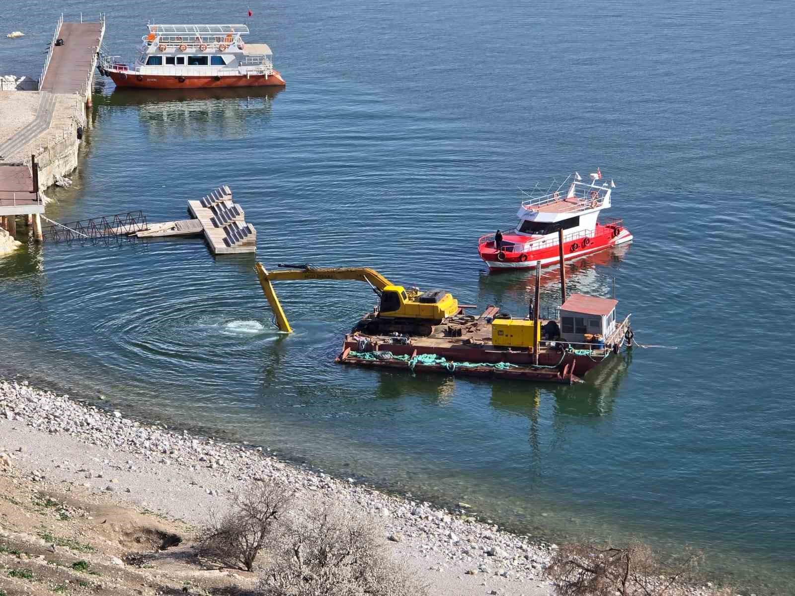 Van Gölü’nde sular çekildi, Akdamar’daki iskele yenileniyor
