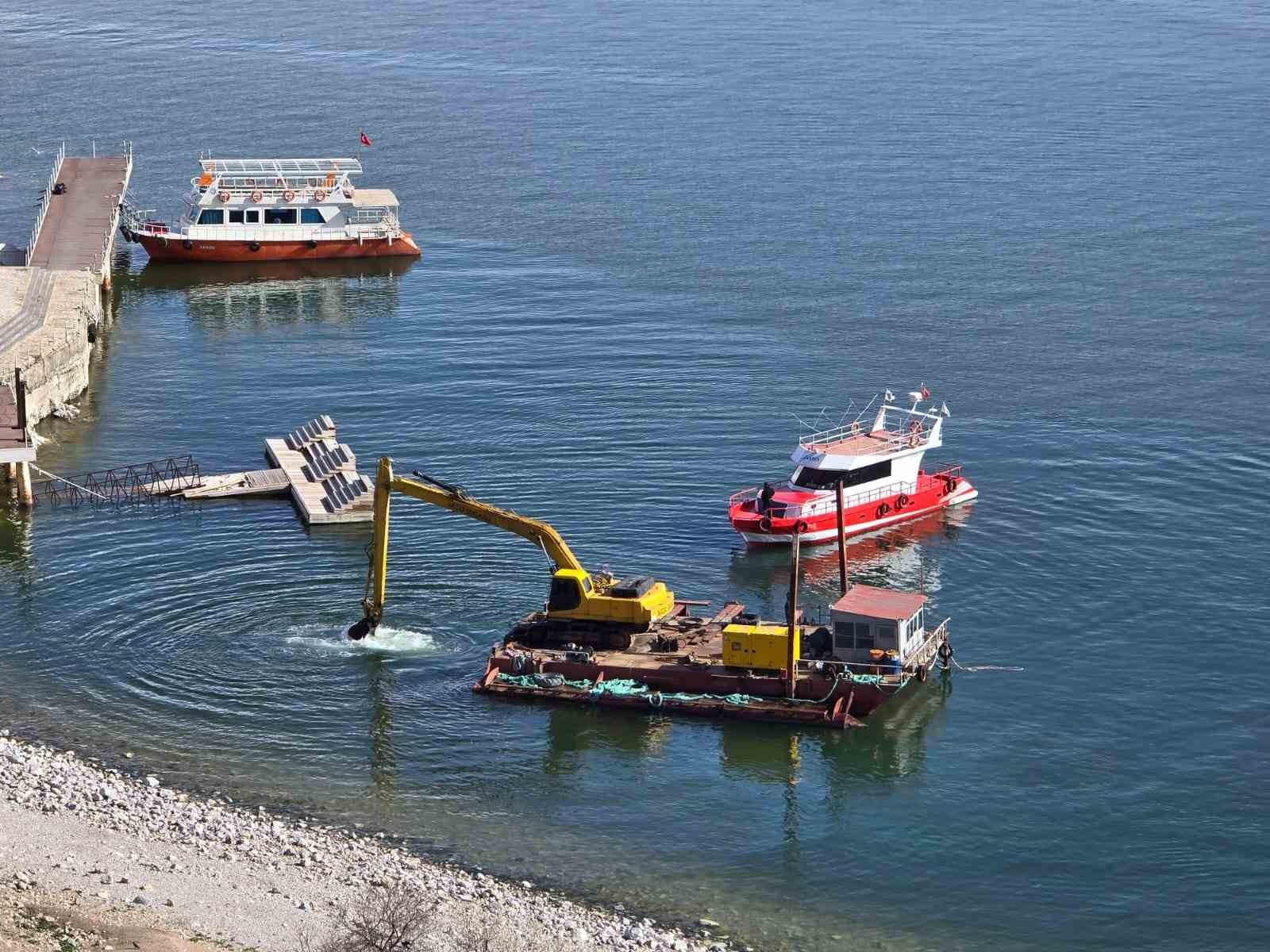 Van Gölü’nde sular çekildi, Akdamar’daki iskele yenileniyor
