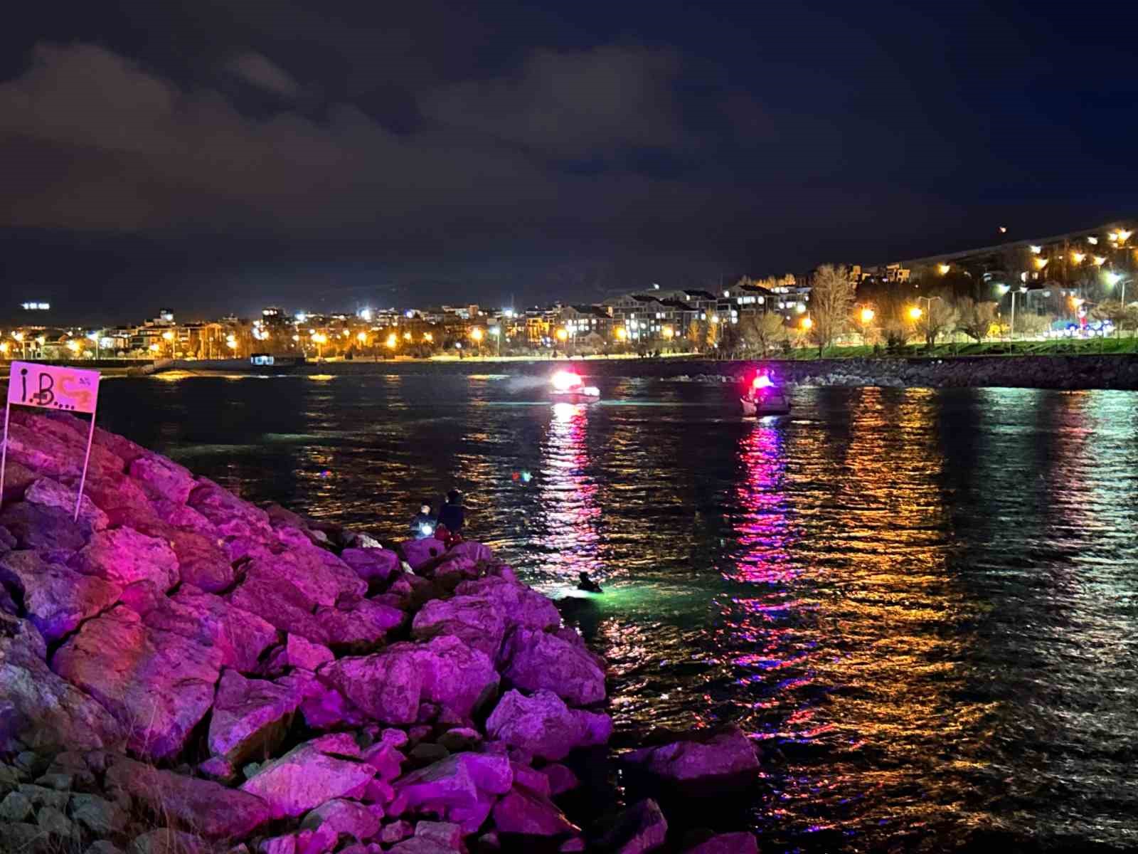 Van Gölü’ne düşen şahıs için kurtarma seferberliği
