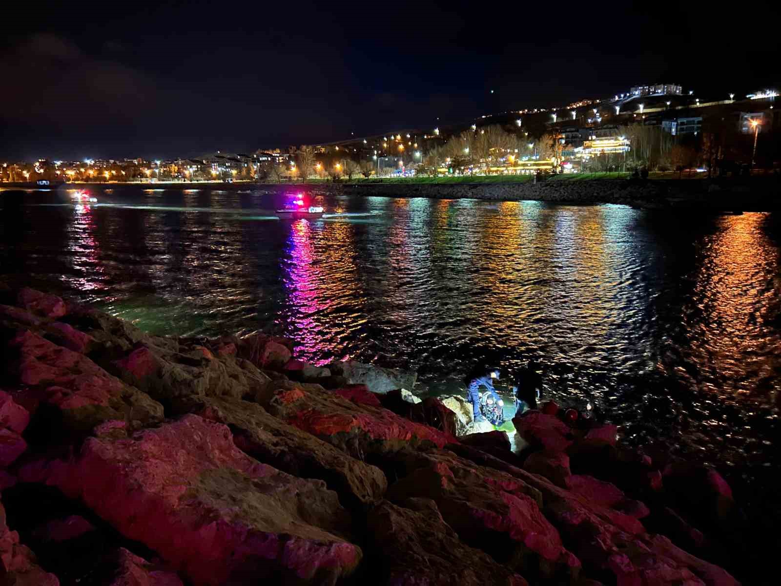 Van Gölü’ne düşen şahıs için kurtarma seferberliği
