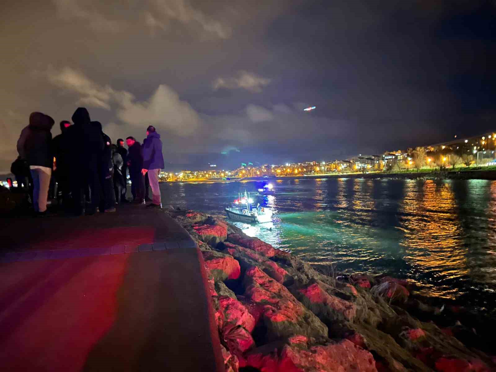 Van Gölü’ne düşen şahıs için kurtarma seferberliği
