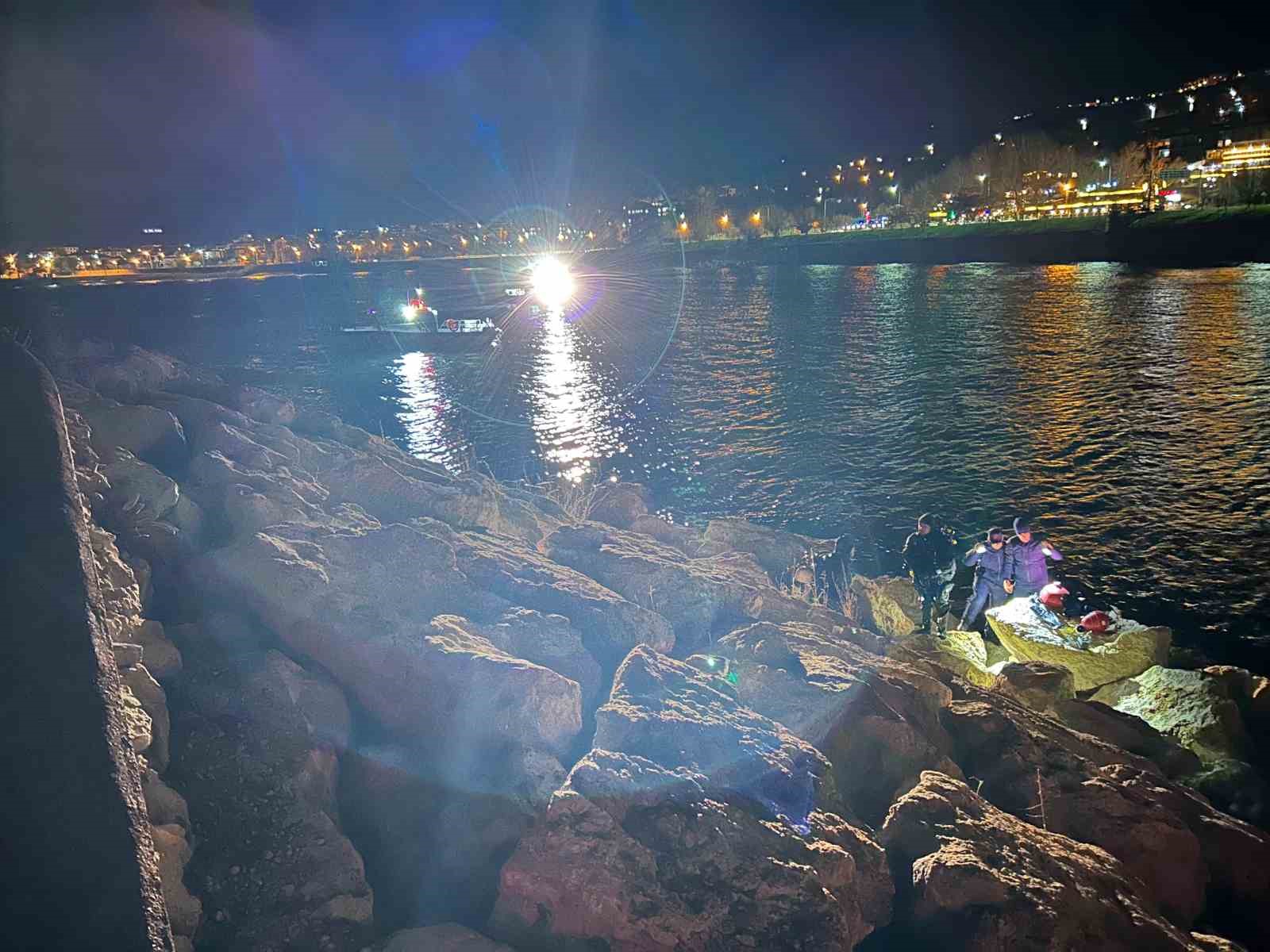 Van Gölü’ne düşen şahıs için kurtarma seferberliği
