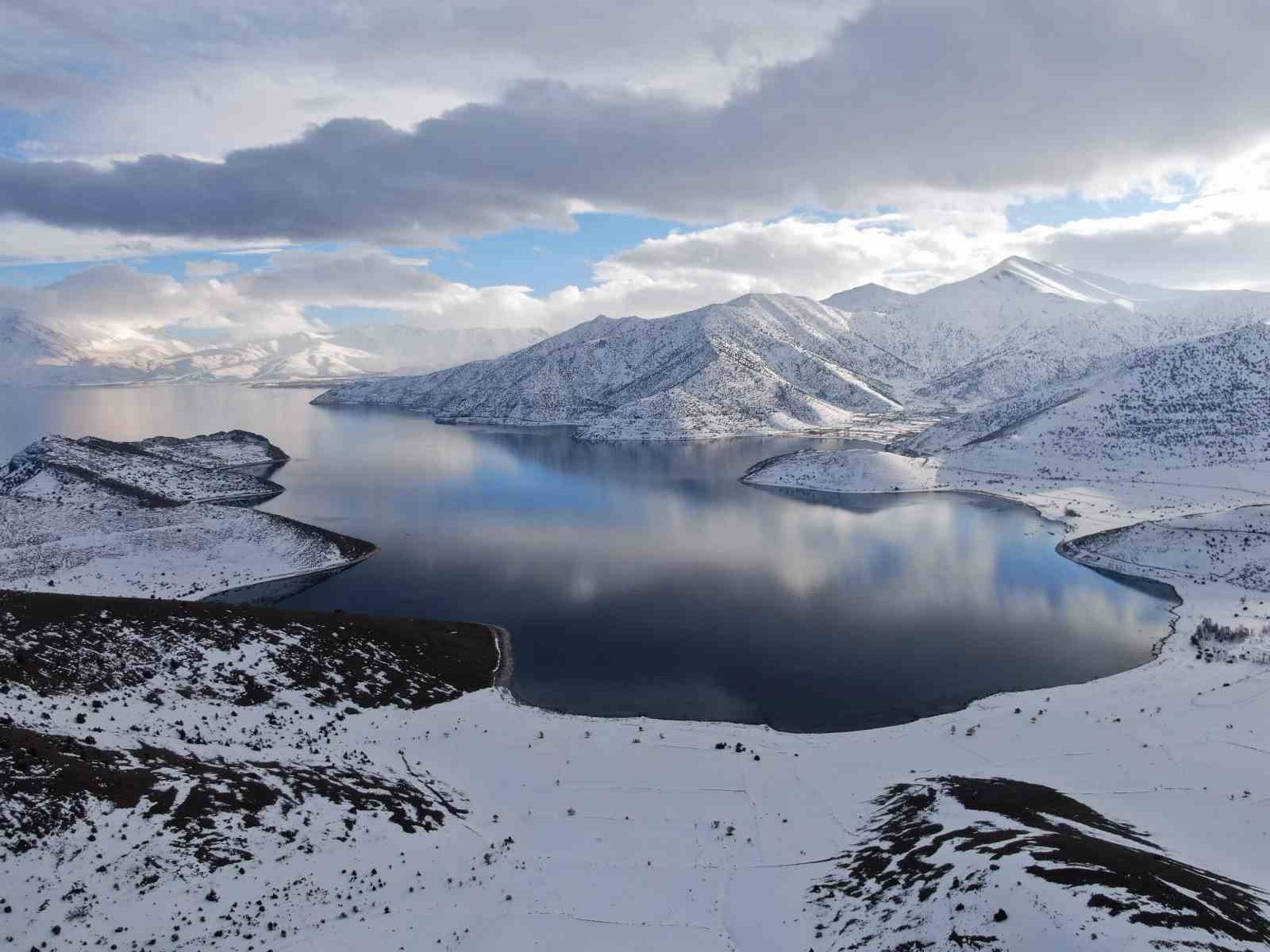 Van Gölü’nün masmavi suları karla buluştu
