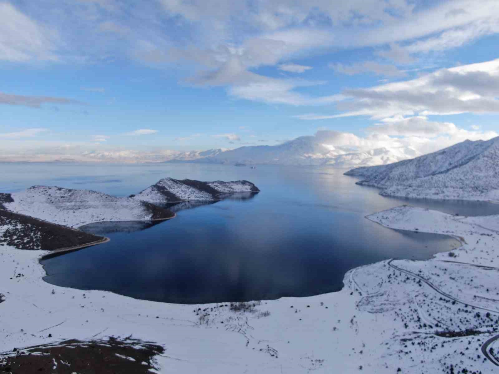 Van Gölü’nün masmavi suları karla buluştu
