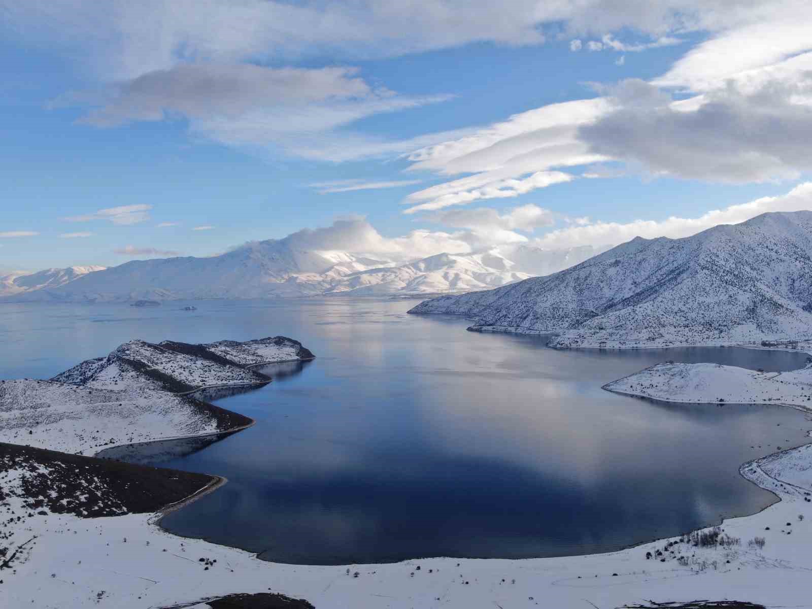 Van Gölü’nün masmavi suları karla buluştu

