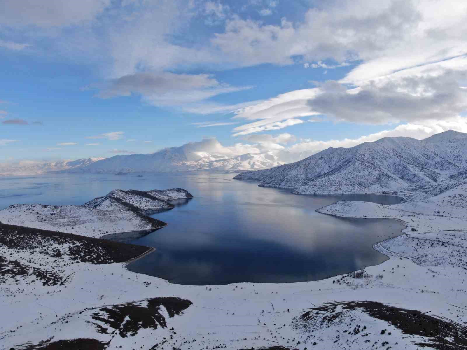 Van Gölü’nün masmavi suları karla buluştu
