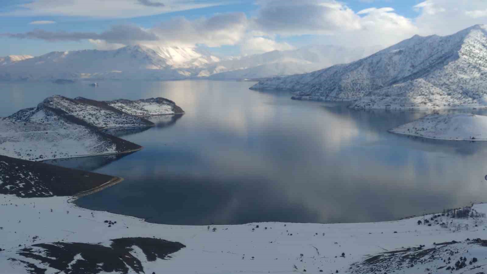 Van Gölü’nün masmavi suları karla buluştu
