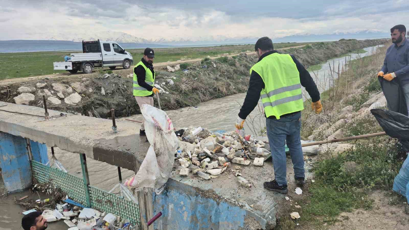 Van Gölü’nün sessiz kahramanları için yol temizliği
