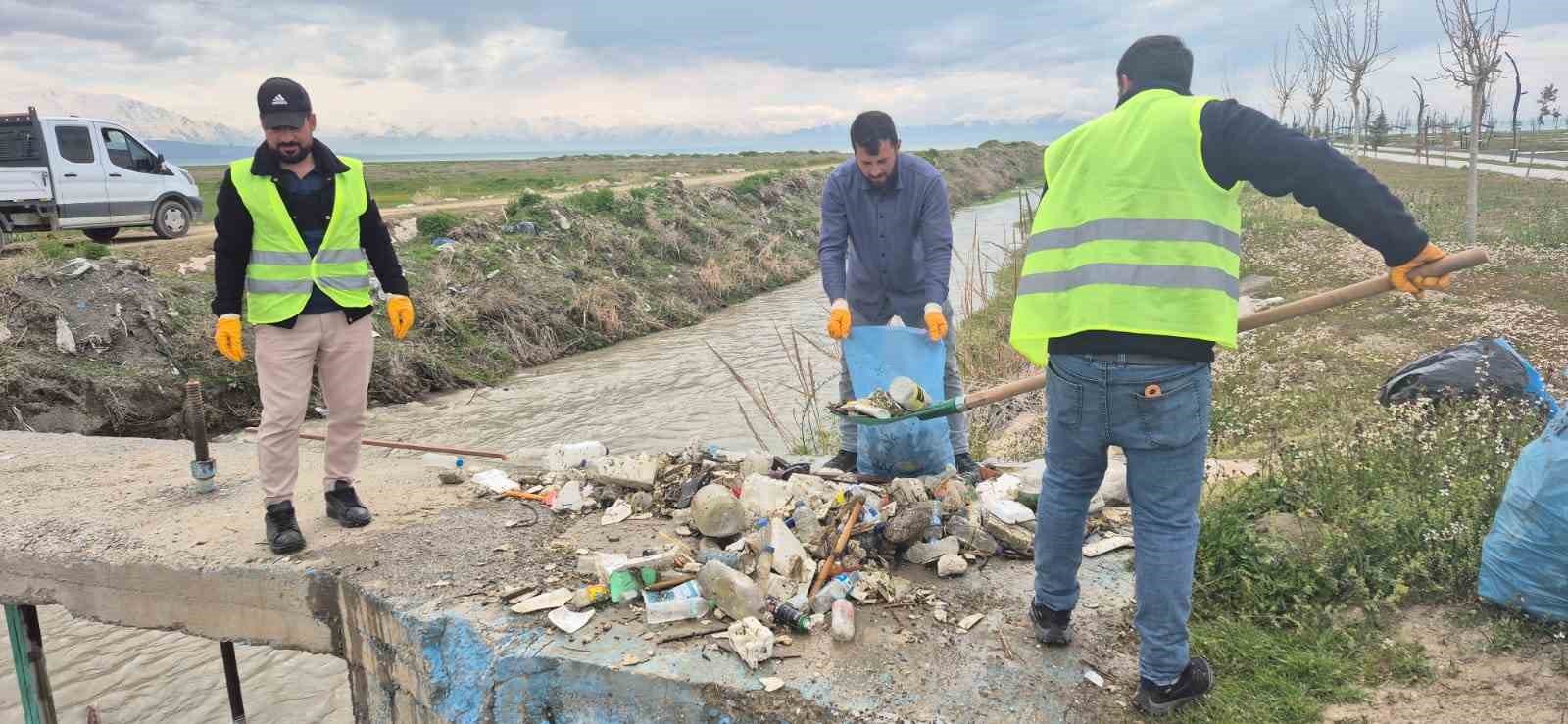 Van Gölü’nün sessiz kahramanları için yol temizliği
