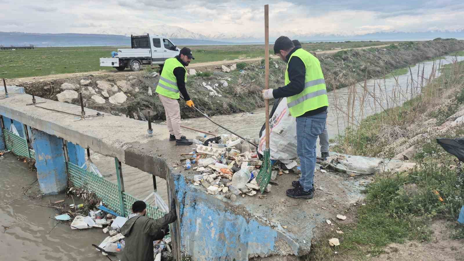 Van Gölü’nün sessiz kahramanları için yol temizliği

