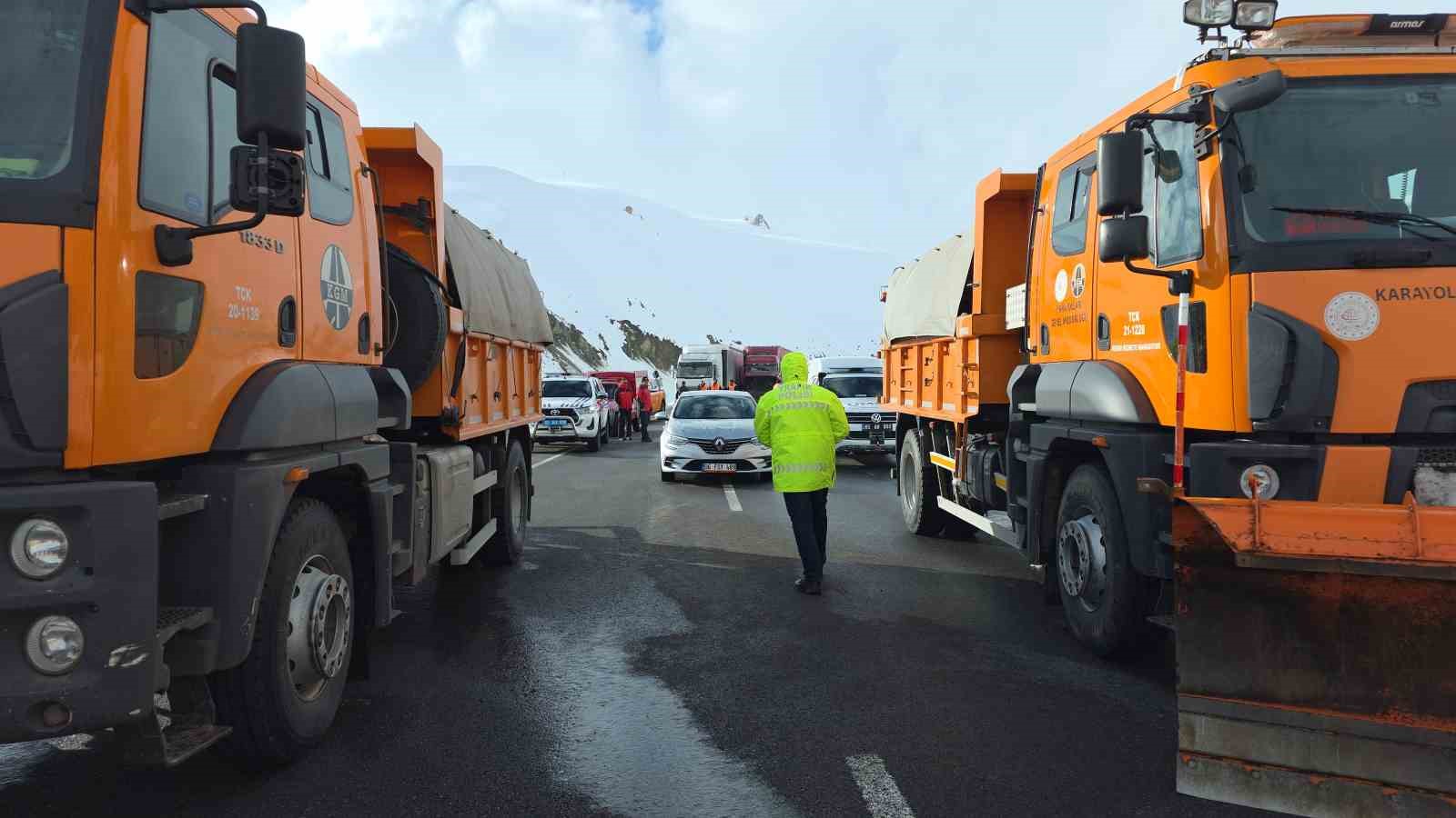 Van-Hakkari kara yolunda çığ sonrası çalışmalar sürüyor
