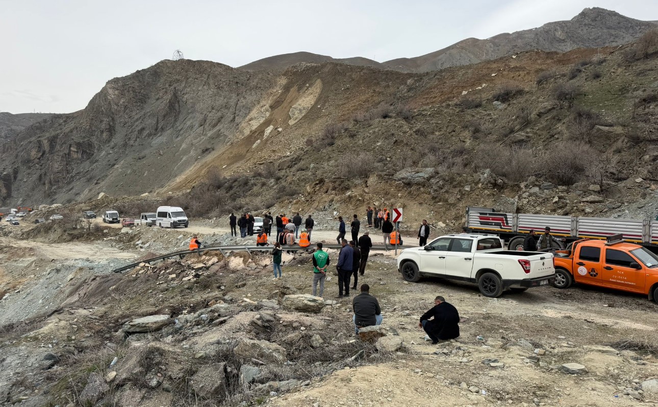 Van-Hakkari kara yolunda heyelan riski devam ediyor
