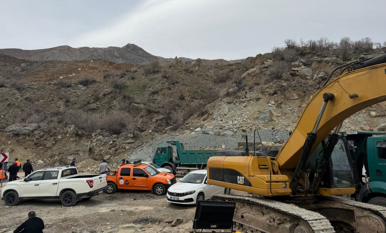 Van-Hakkari kara yolunda heyelan riski devam ediyor
