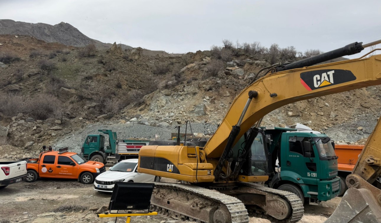 Van-Hakkari kara yolunda heyelan riski devam ediyor
