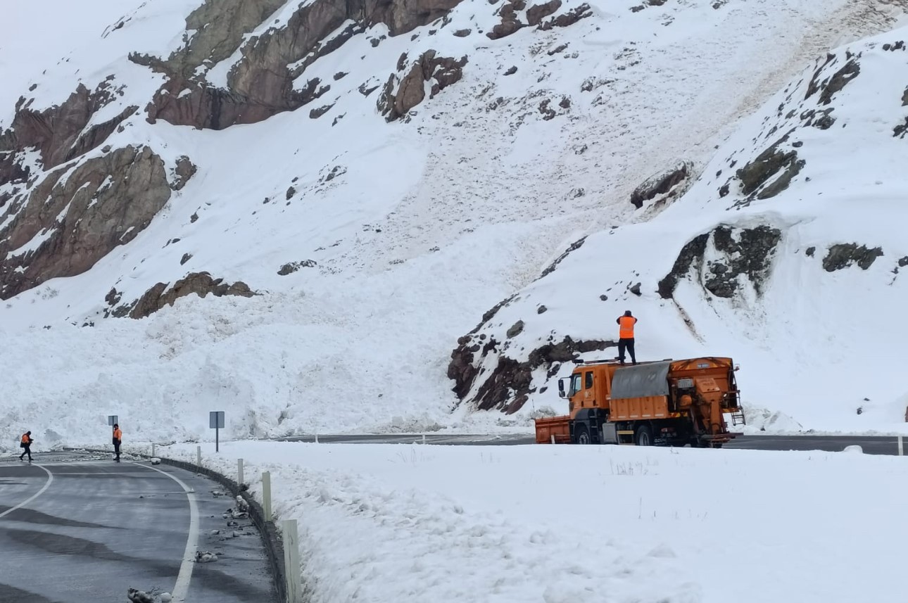 Van-Hakkari karayolunda çığ: Çok sayıda araç mahsur kaldı
