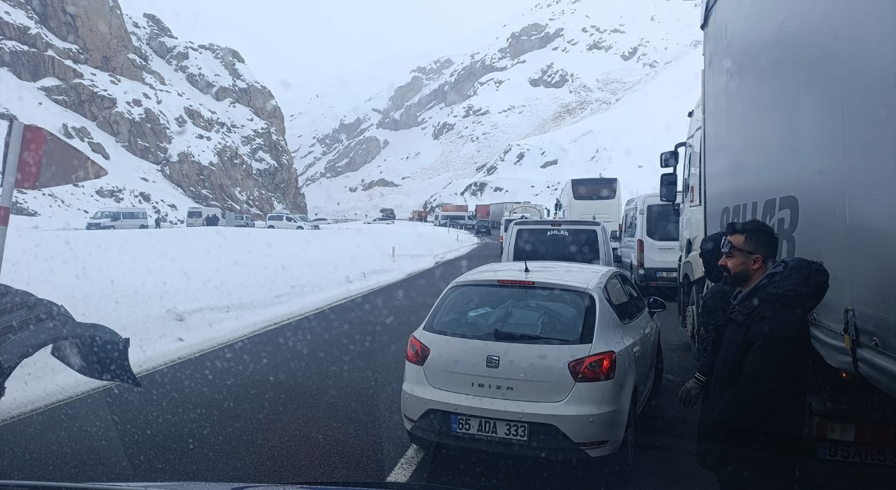 Van-Hakkari karayolunda çığ: Çok sayıda araç mahsur kaldı
