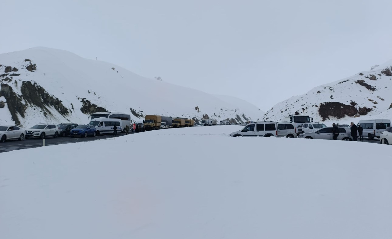 Van-Hakkari karayolunda çığ: Çok sayıda araç mahsur kaldı
