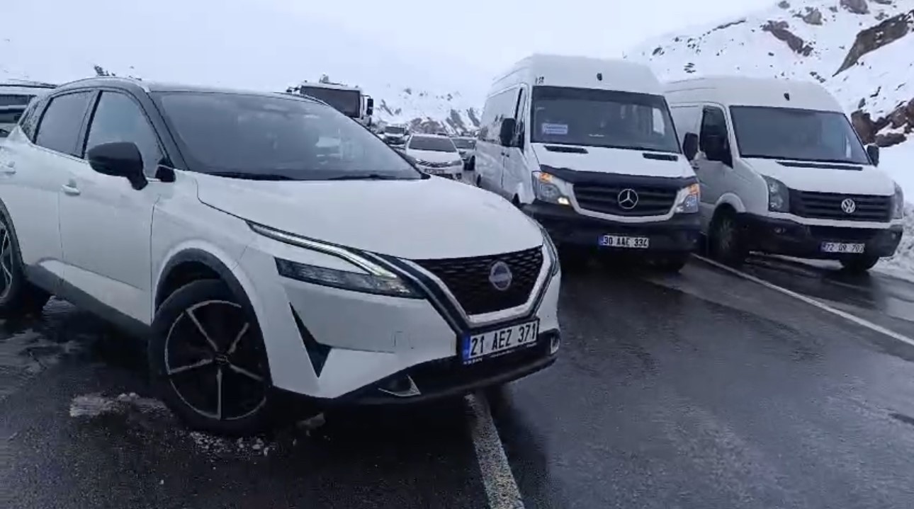 Van-Hakkari karayolunda çığ: Çok sayıda araç mahsur kaldı
