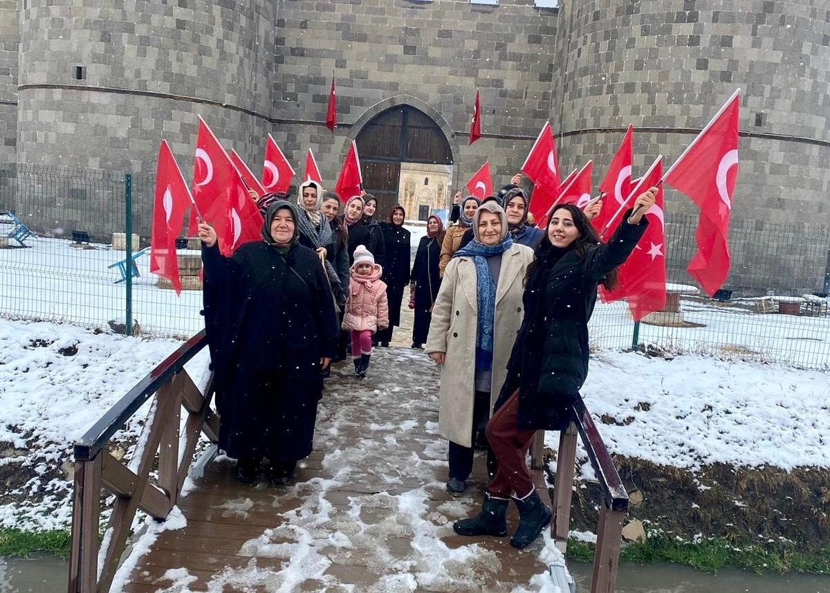 Van Kalesi’nde kadınlardan bayrak sevgisi yürüyüşü
