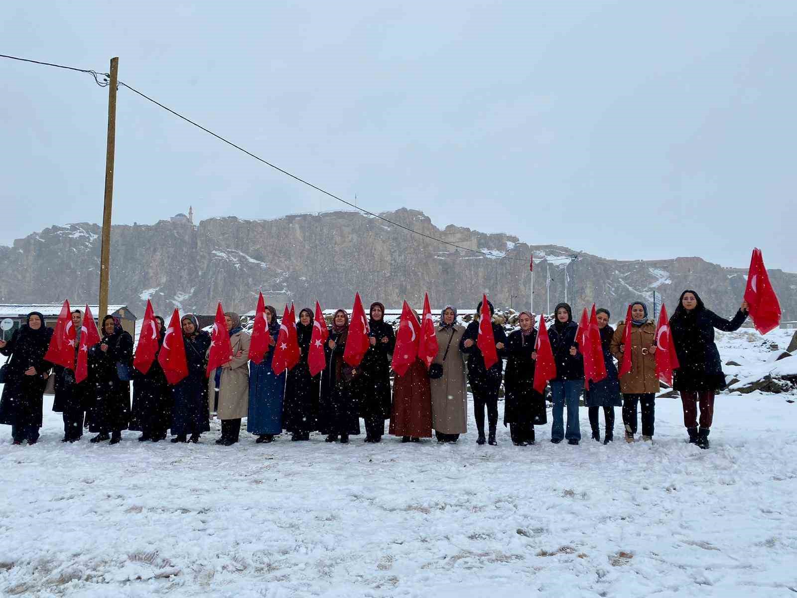 Van Kalesi’nde kadınlardan bayrak sevgisi yürüyüşü
