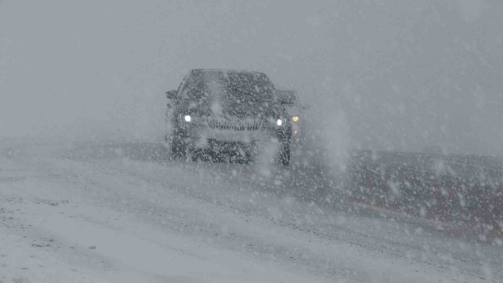 Van Kurubaş Geçidi’nde kar yağışı ve sis etkili oldu
