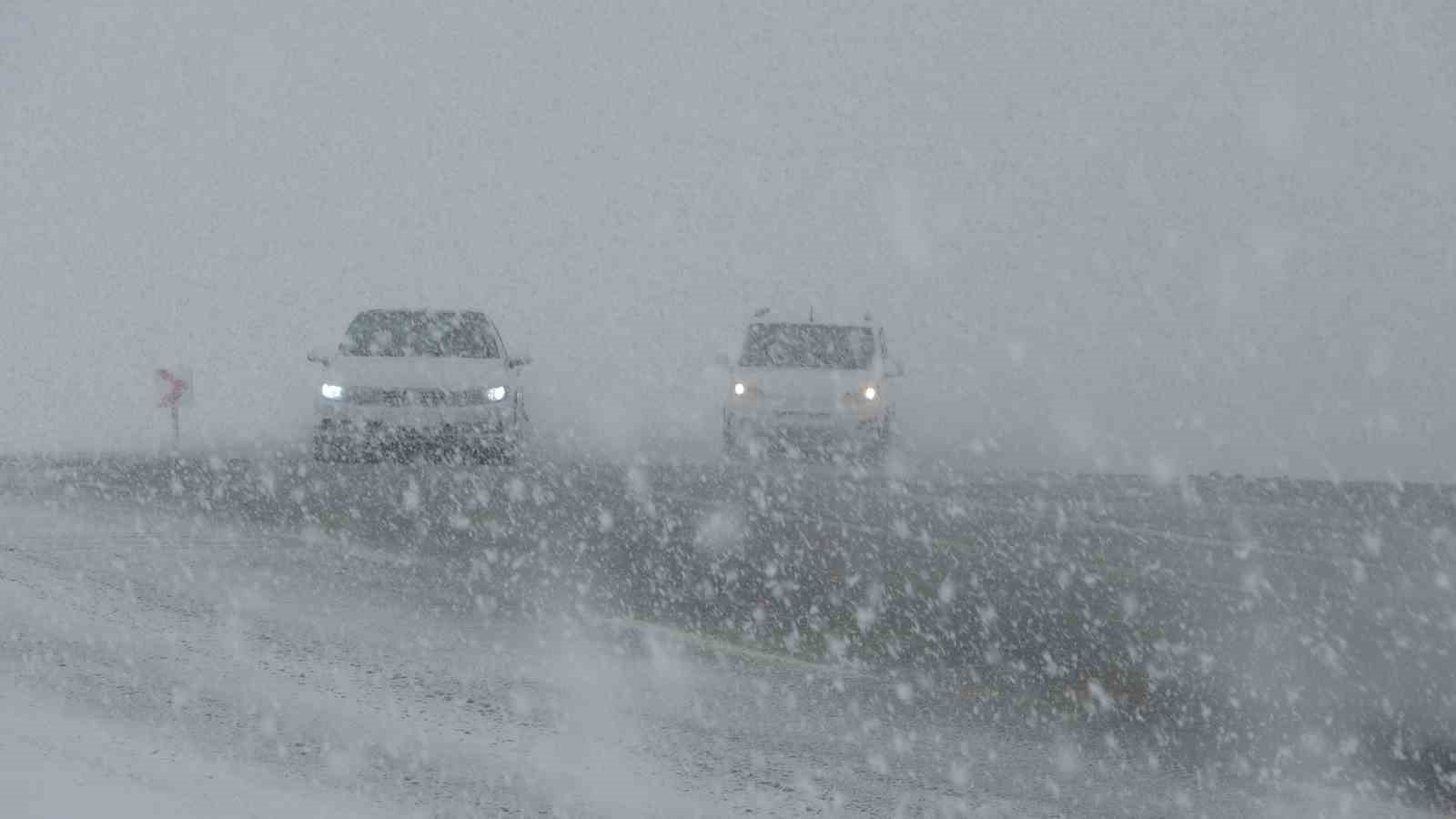 Van Kurubaş Geçidi’nde kar yağışı ve sis etkili oldu
