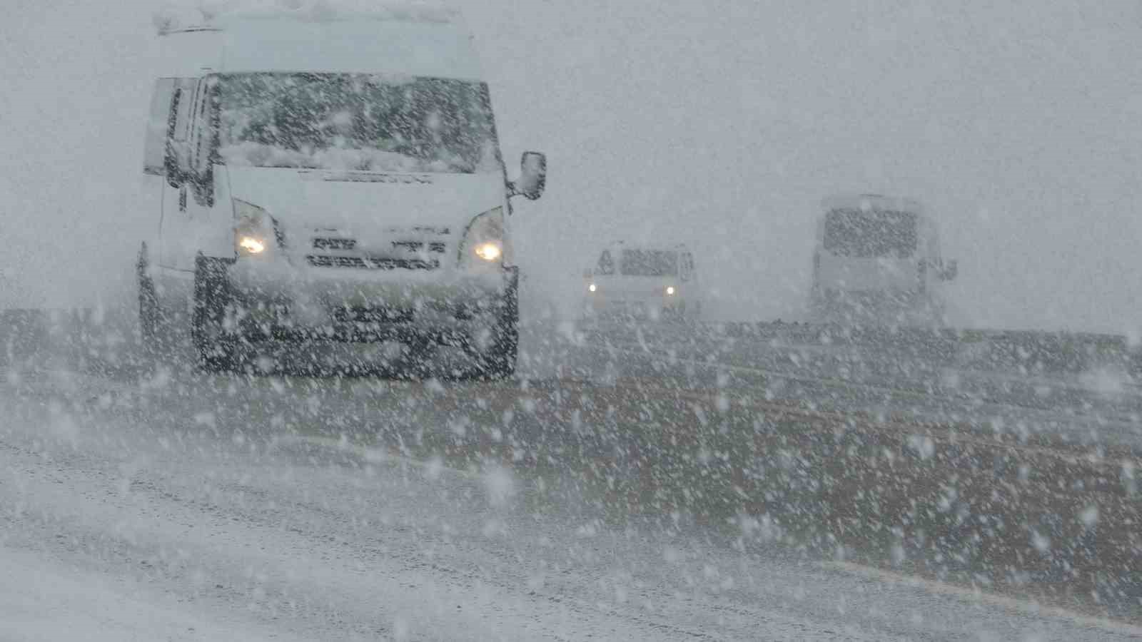 Van Kurubaş Geçidi’nde kar yağışı ve sis etkili oldu
