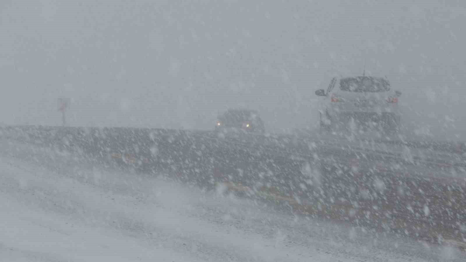 Van Kurubaş Geçidi’nde kar yağışı ve sis etkili oldu
