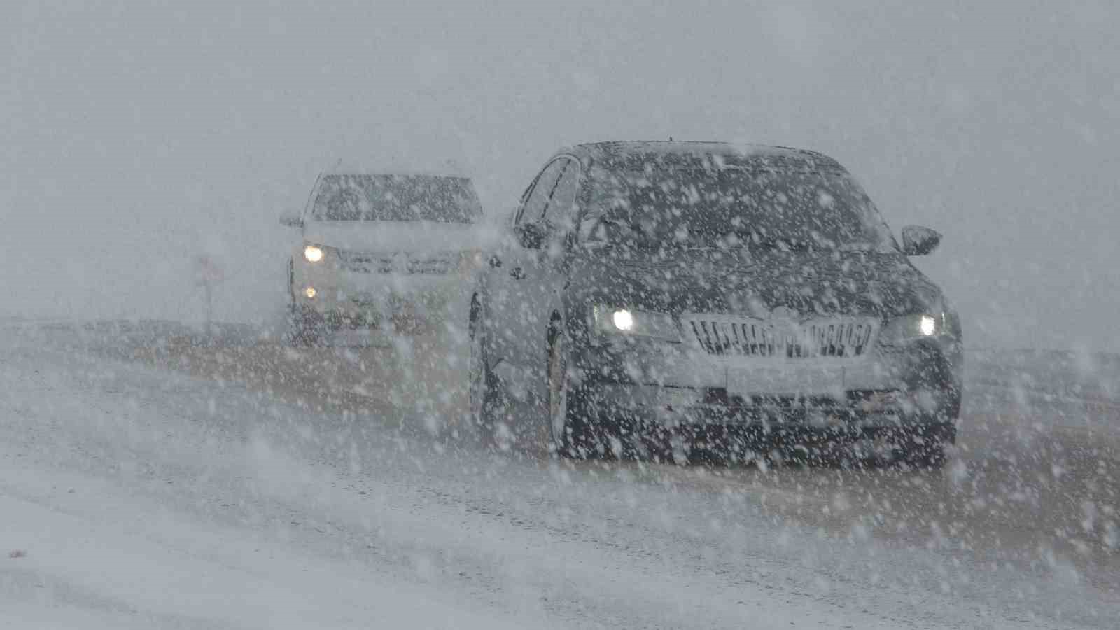 Van Kurubaş Geçidi’nde kar yağışı ve sis etkili oldu
