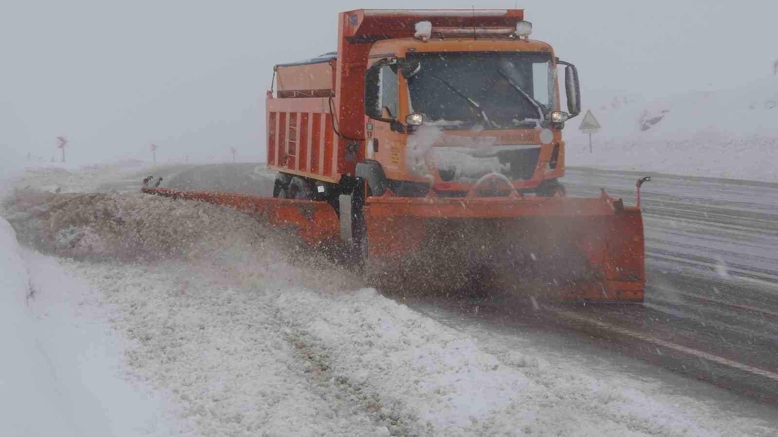 Van Kurubaş Geçidi’nde kar yağışı ve sis etkili oldu
