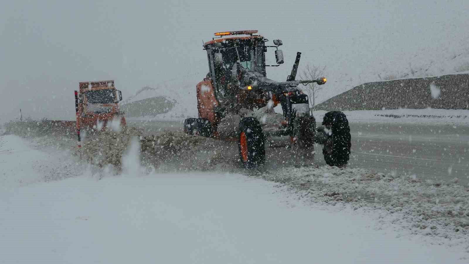 Van Kurubaş Geçidi’nde kar yağışı ve sis etkili oldu
