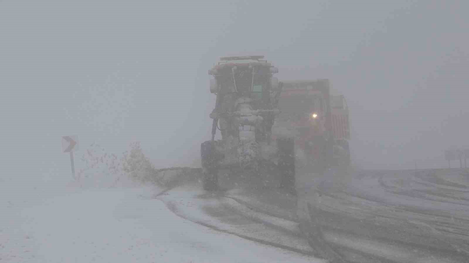 Van Kurubaş Geçidi’nde kar yağışı ve sis etkili oldu
