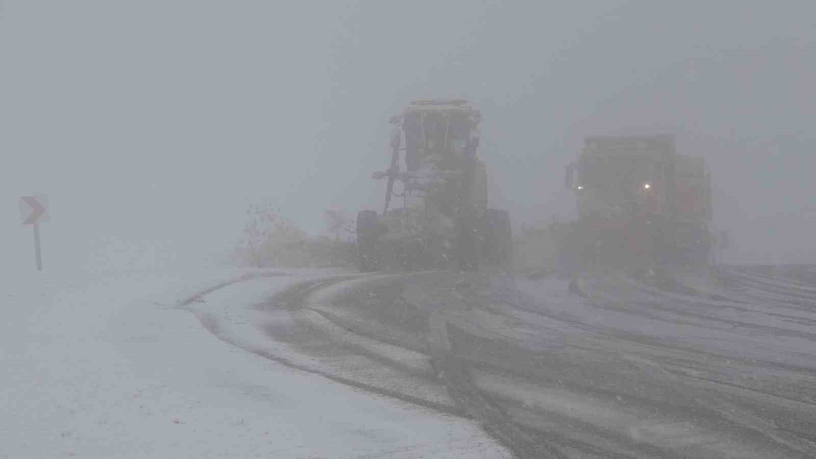 Van Kurubaş Geçidi’nde kar yağışı ve sis etkili oldu
