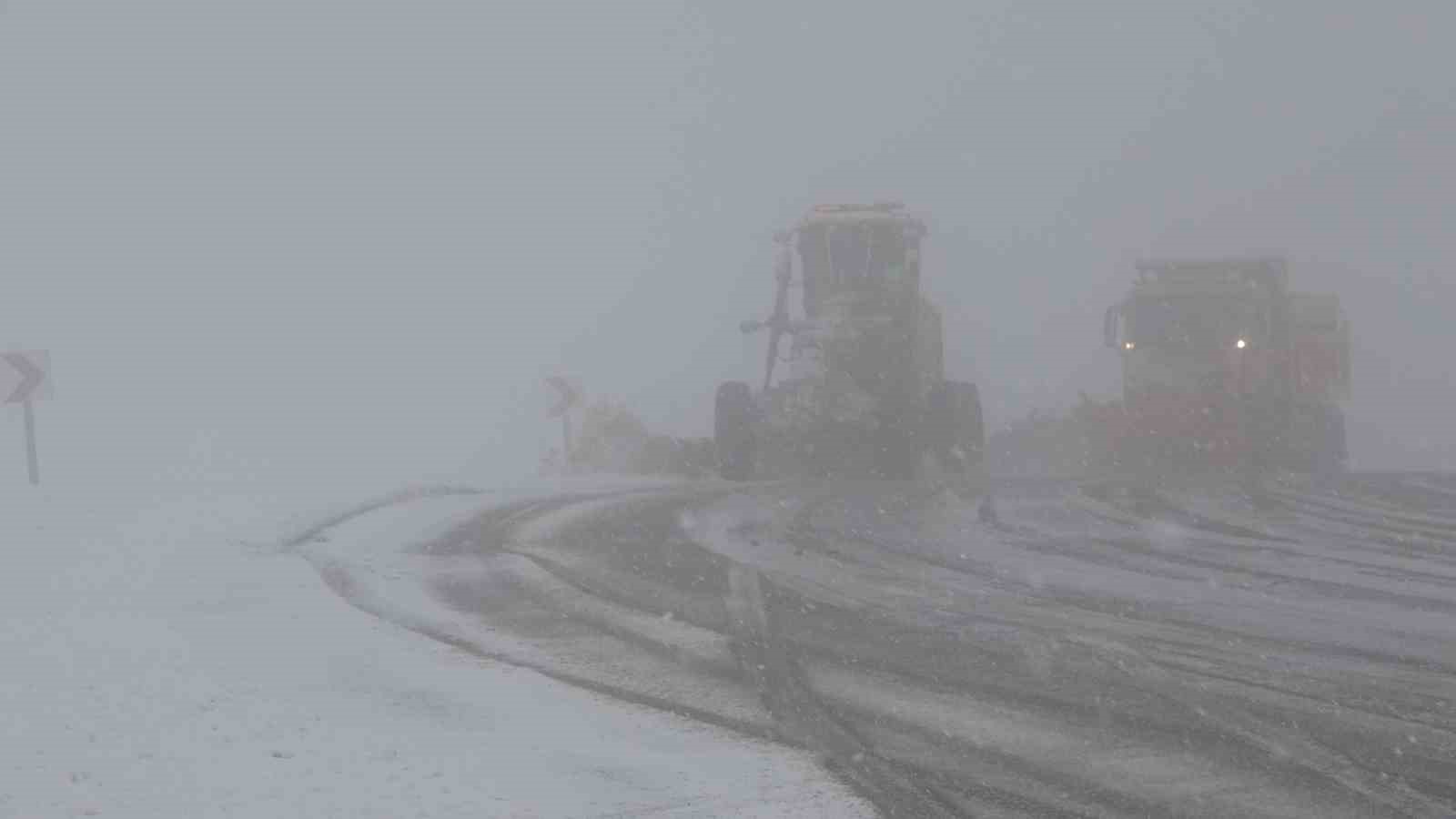 Van Kurubaş Geçidi’nde kar yağışı ve sis etkili oldu
