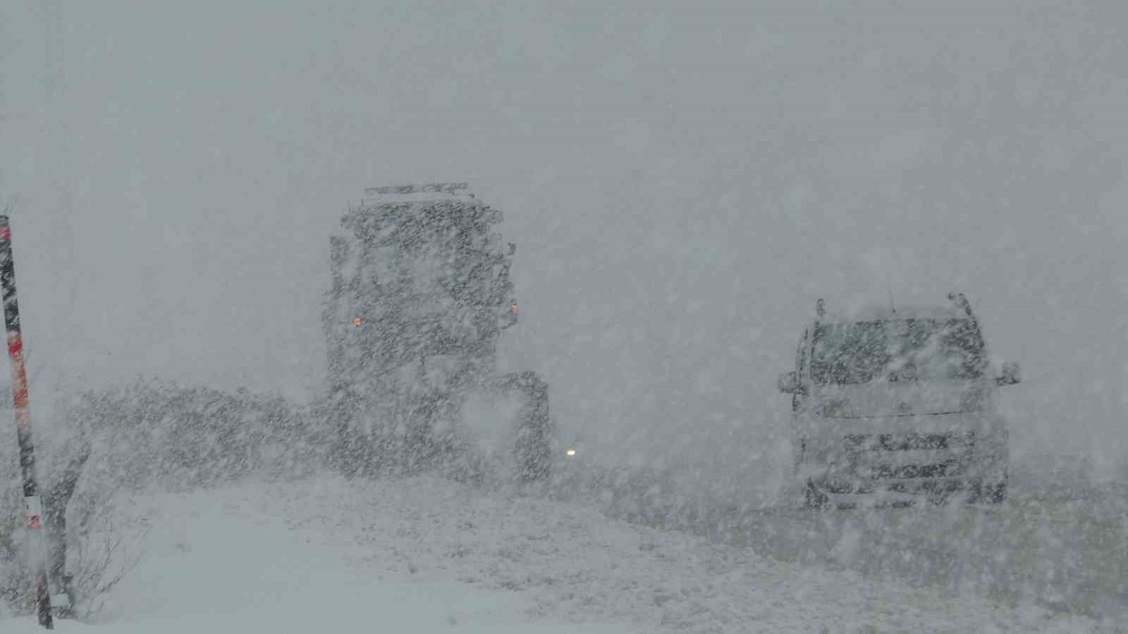 Van Kurubaş Geçidi’nde kar yağışı ve sis etkili oldu
