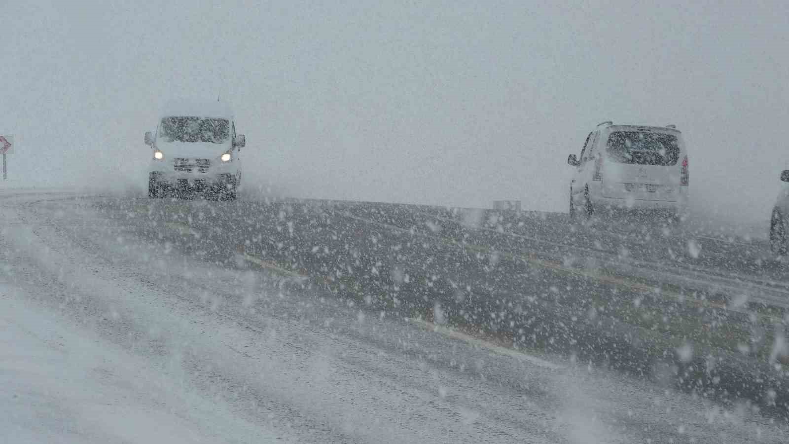 Van Kurubaş Geçidi’nde kar yağışı ve sis etkili oldu
