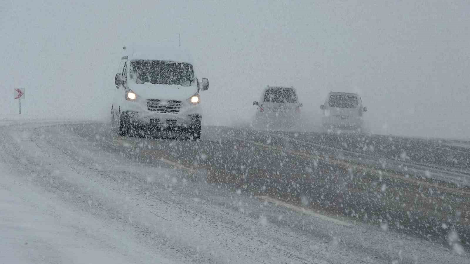 Van Kurubaş Geçidi’nde kar yağışı ve sis etkili oldu
