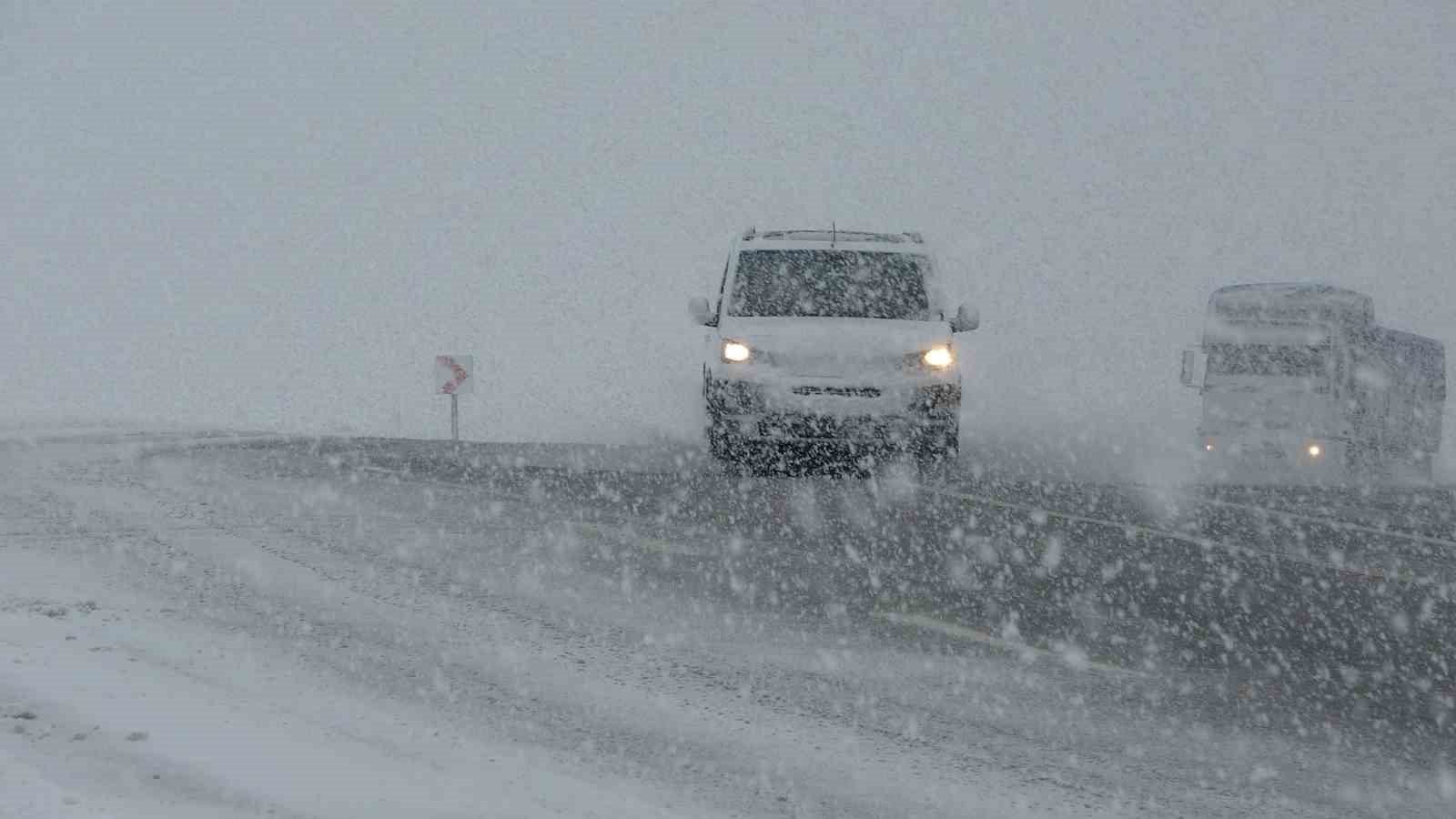 Van Kurubaş Geçidi’nde kar yağışı ve sis etkili oldu
