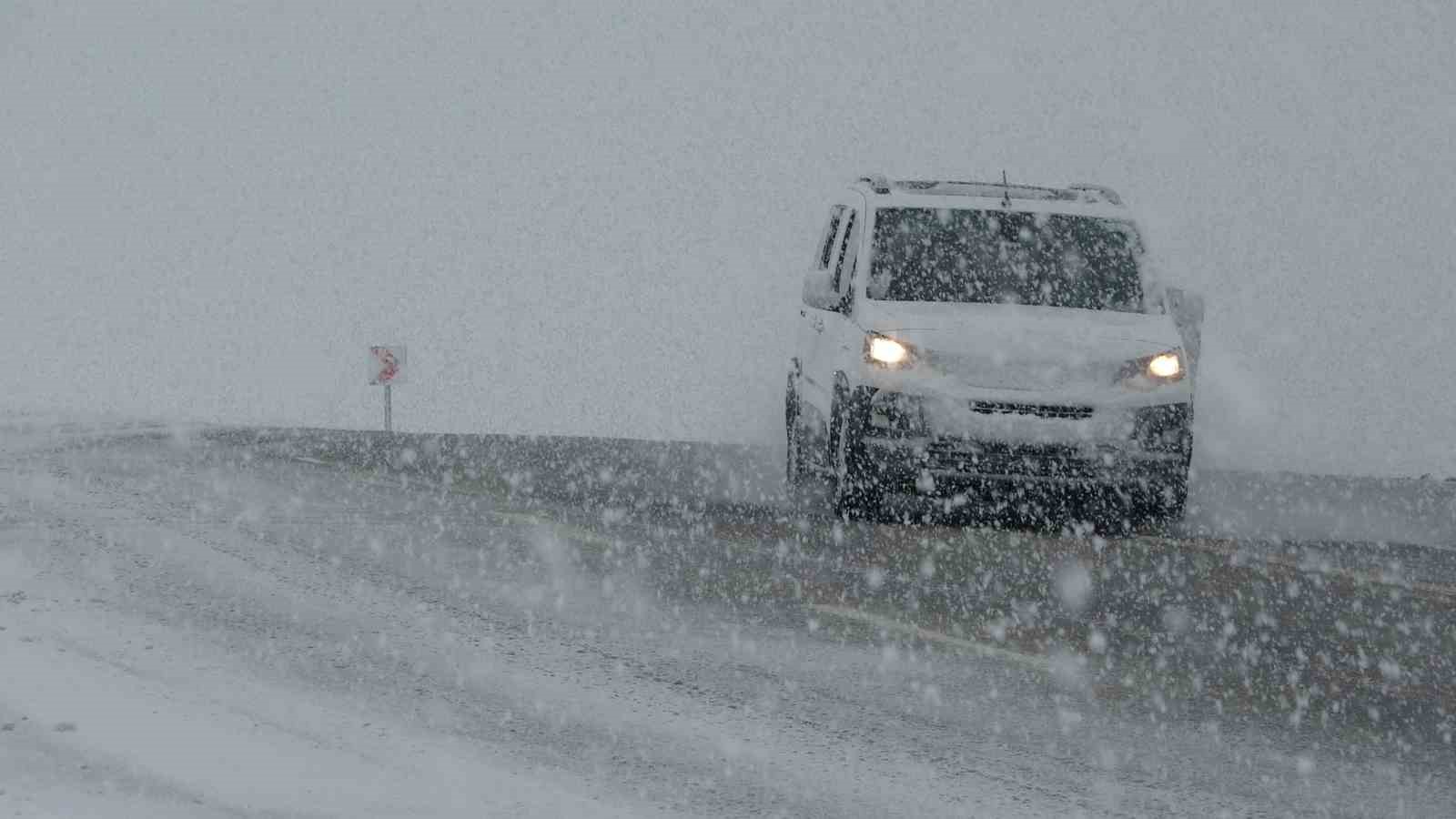 Van Kurubaş Geçidi’nde kar yağışı ve sis etkili oldu

