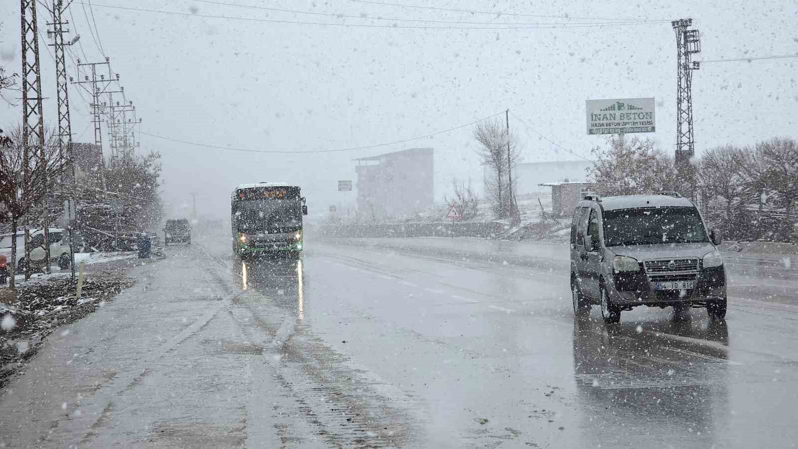 Van’da 11 yerleşim yerinin yolu ulaşıma kapandı
