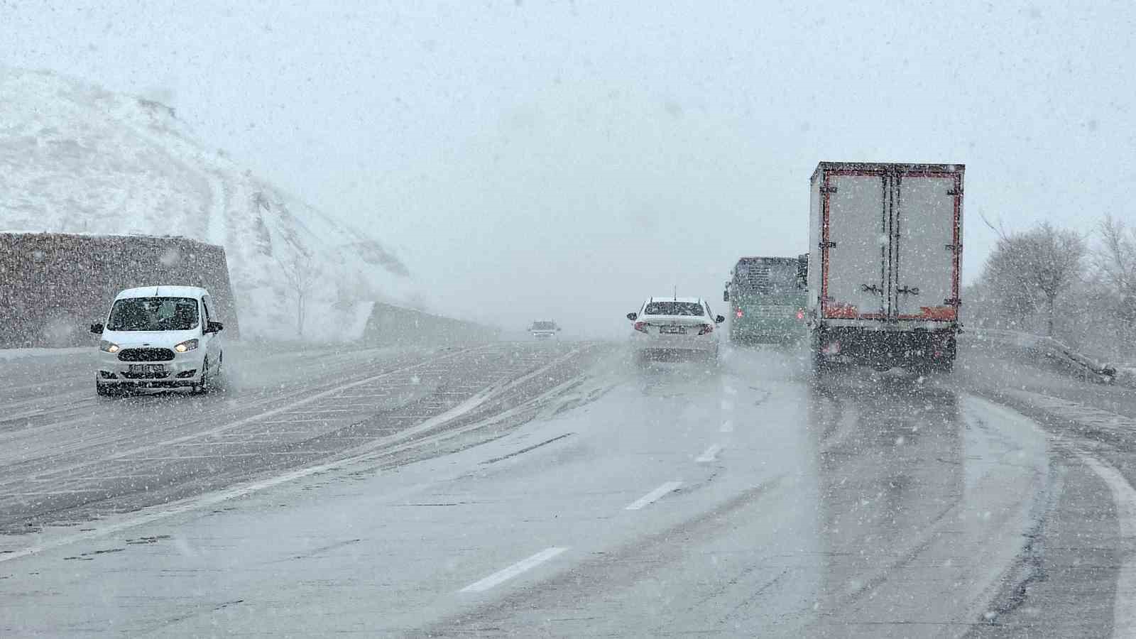 Van’da 11 yerleşim yerinin yolu ulaşıma kapandı
