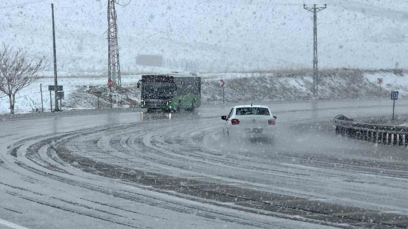Van’da 11 yerleşim yerinin yolu ulaşıma kapandı
