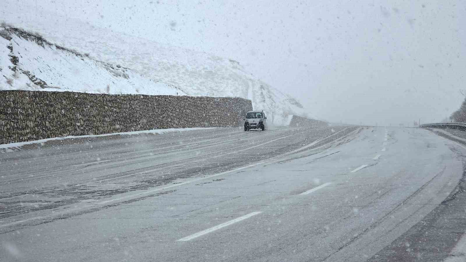 Van’da 11 yerleşim yerinin yolu ulaşıma kapandı
