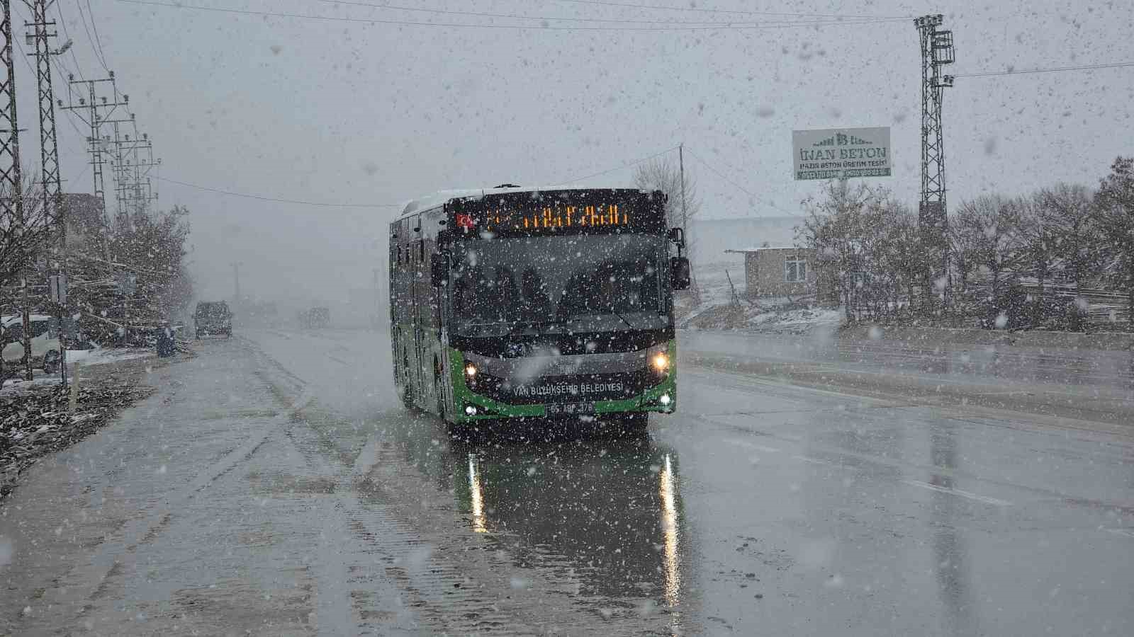 Van’da 11 yerleşim yerinin yolu ulaşıma kapandı
