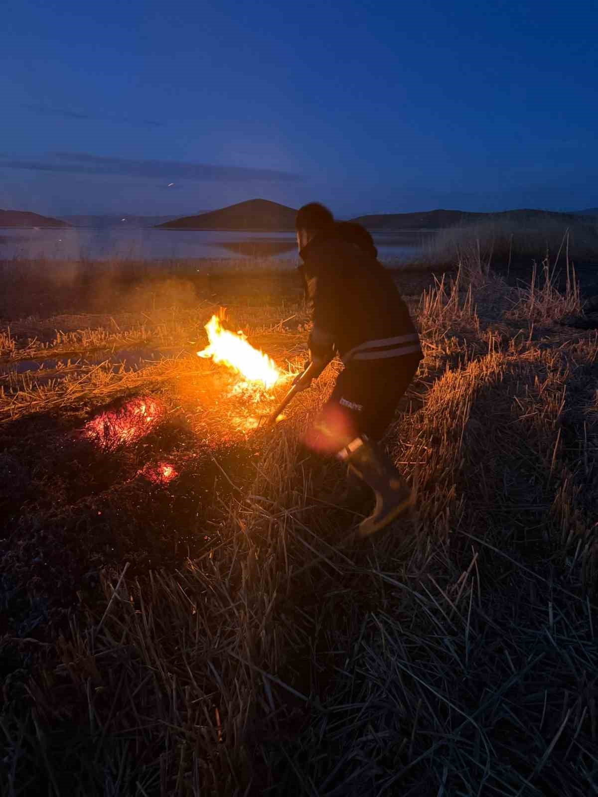 Van’da 2 farklı sazlık alanda yangın çıktı
