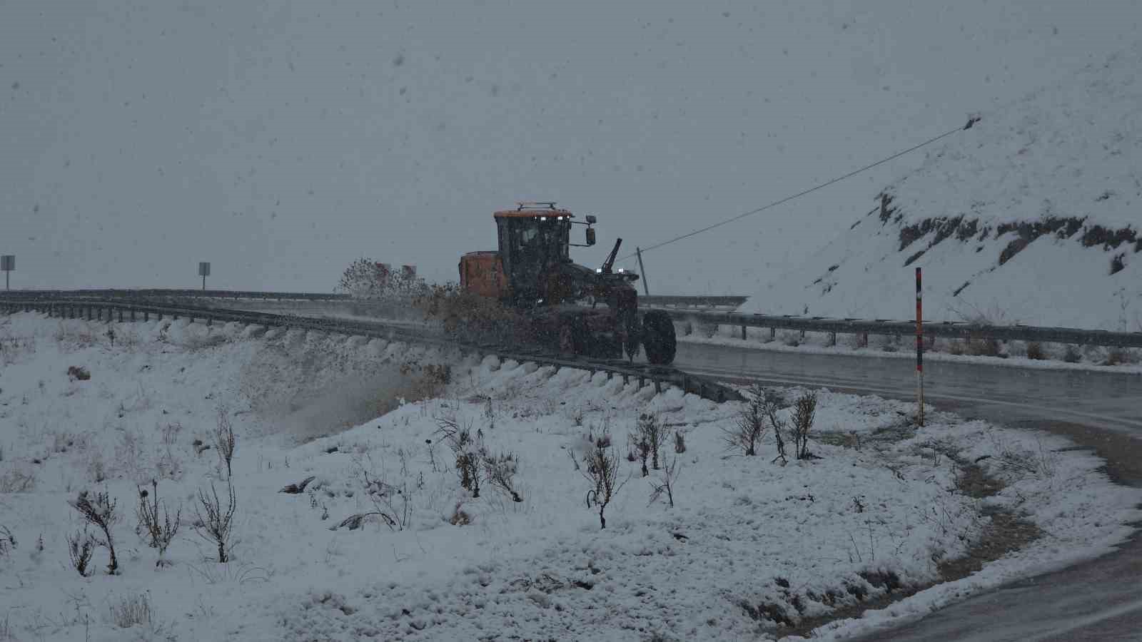 Van’da 21 yerleşim yerinin yolu ulaşıma kapandı

