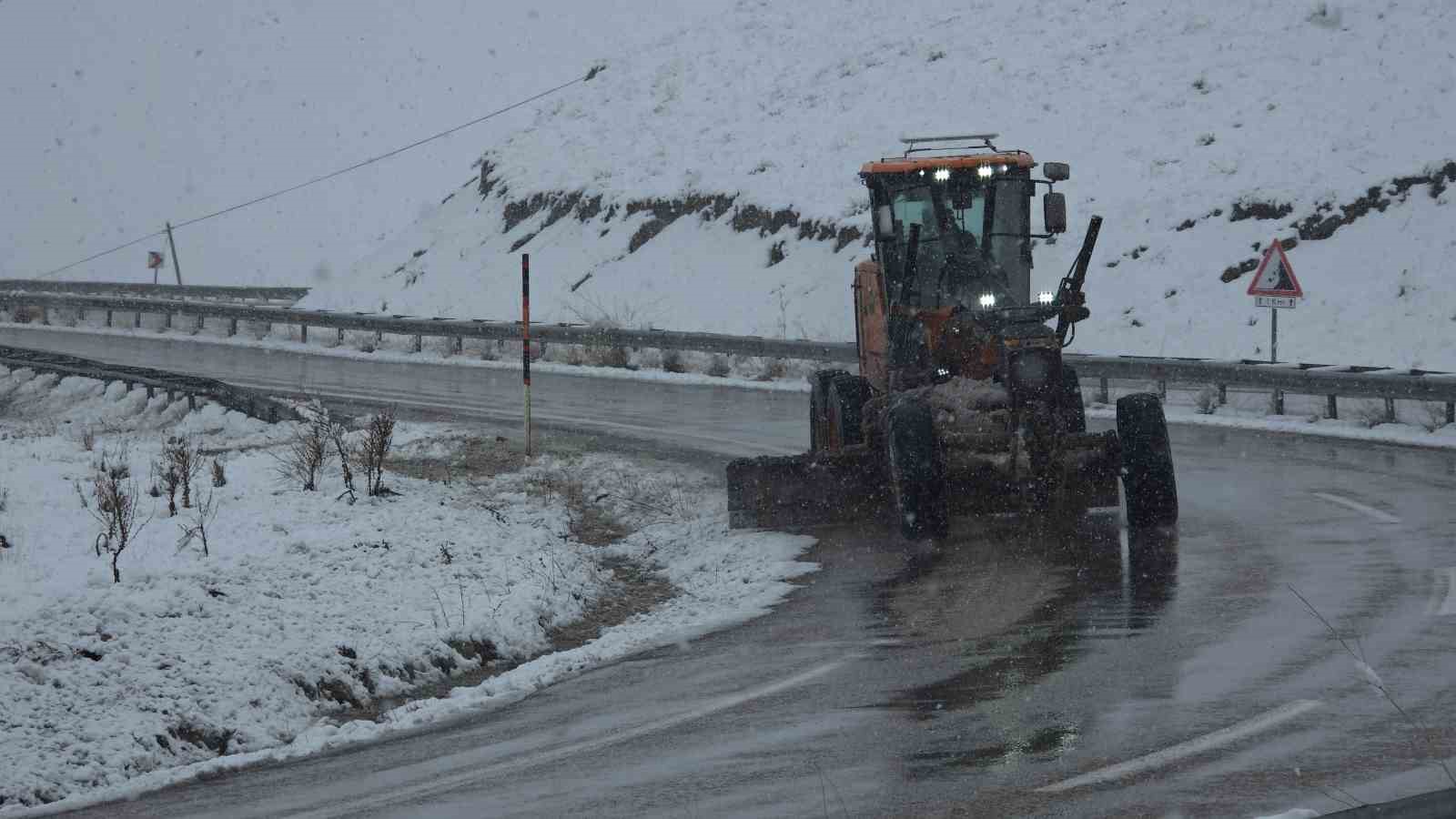 Van’da 21 yerleşim yerinin yolu ulaşıma kapandı
